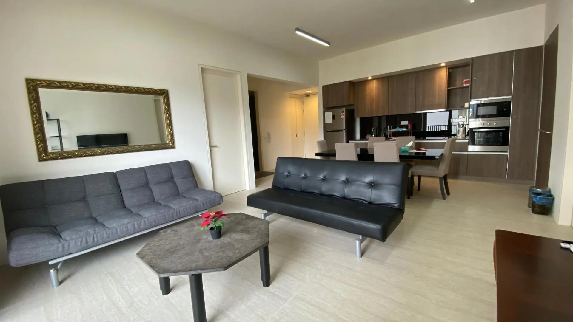 By The Sea Cozy Beachfront Home 253 바투 페링기